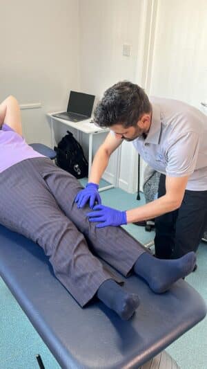 Physiotherapy examination of knee pain